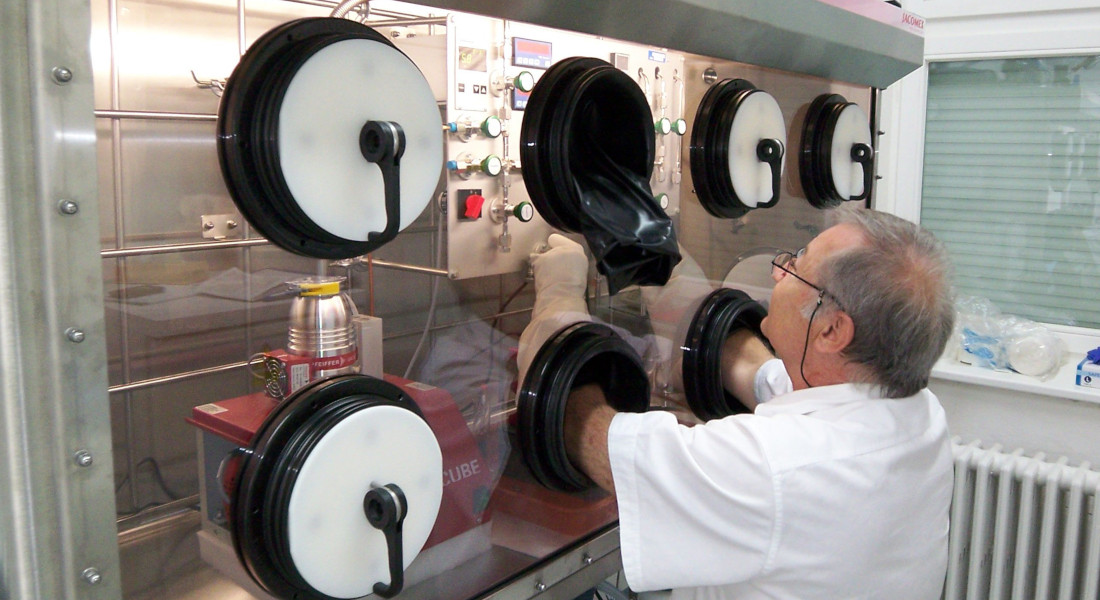Manipolazione di plutonio o trizio in glovebox