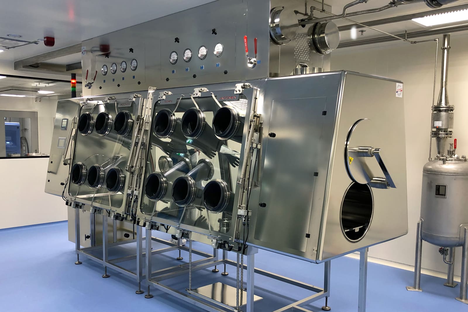 Containment-isolator-jacomex Isolatore a pressione negativa per processi farmaceutici