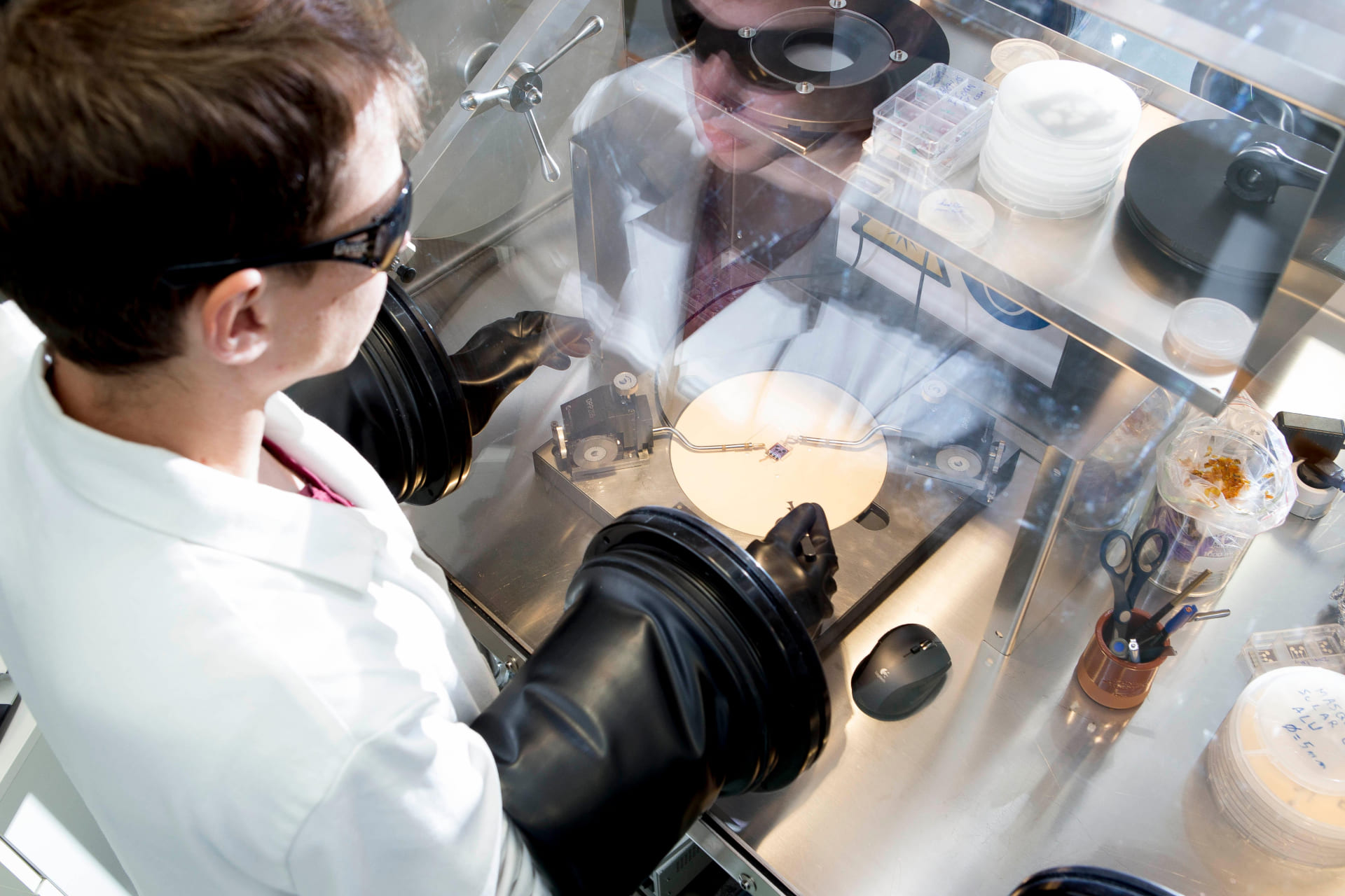 Glove box per la ricerca nella scienza dei materiali, terre rare