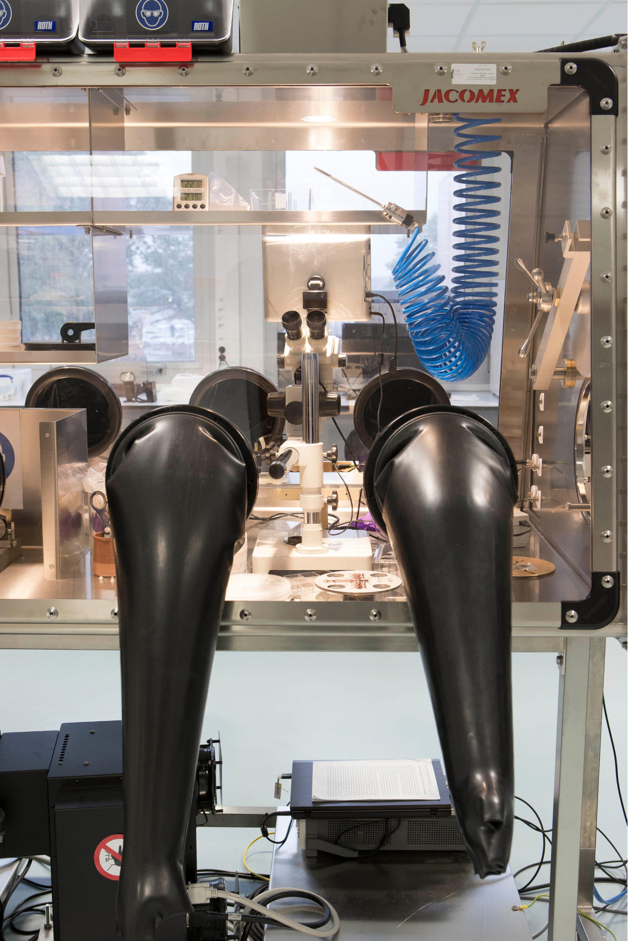 Glove box per l'ispezione e il test dei componenti delle batterie