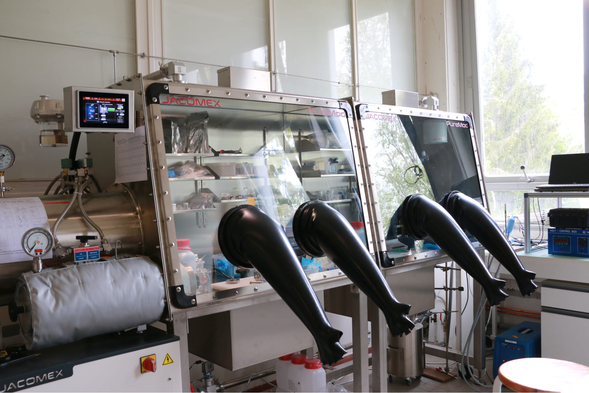 Glove box purificata per la ricerca sulle batterie
