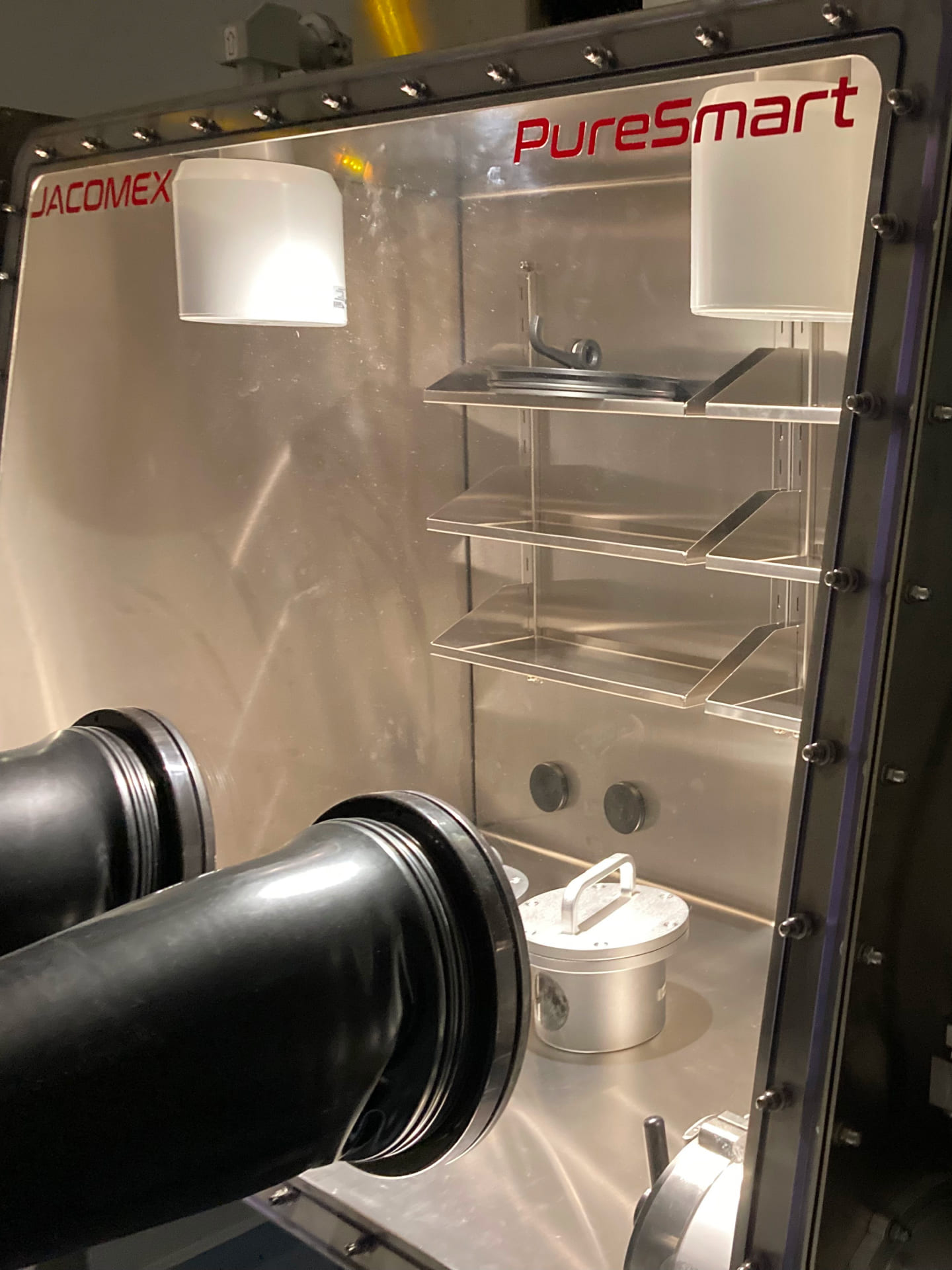 Conservazione di sostanze extraterrestri in glove box