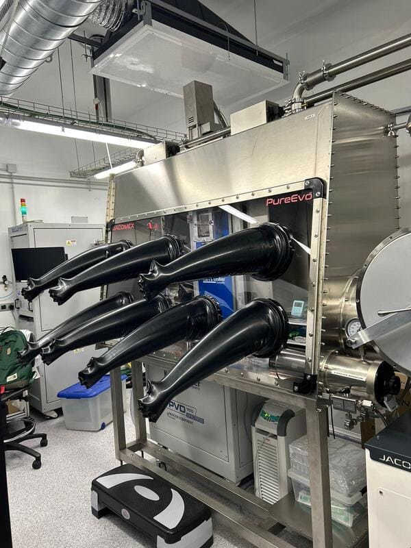Manipolazione di plutonio o trizio in glovebox