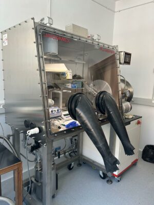 Glove box purificato per la ricerca energetica