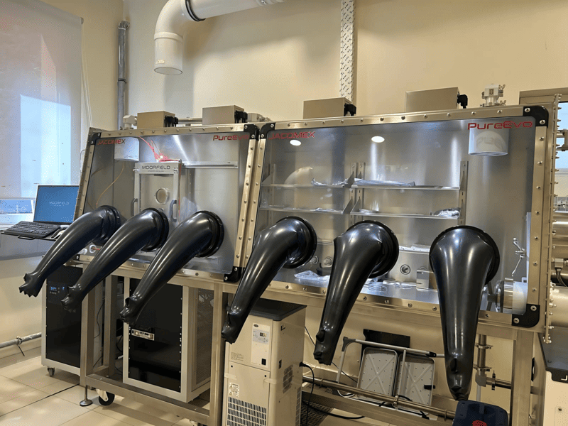 Glove box con PVD integrato Glove box con PVD integrato